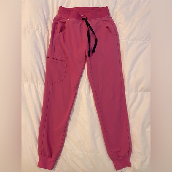 XS FIGS Catarina One-Pocket Top and XS Zamora Jogger Bottoms (Electric Orchid) - Picture 3 of 4